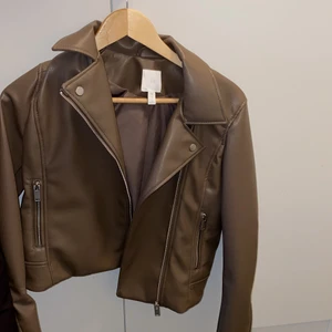 Skinn jacka från h&m - Säljer denna fina jacka i storlek: xs / s som ny använt en gång endast i sommar! 