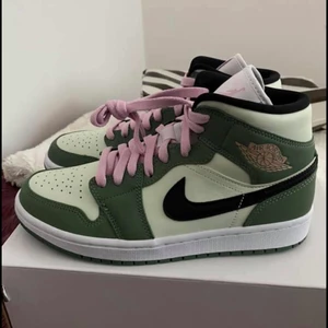 Jordan 1 mids dutch green - Säljer ett par jordans mids i storlek 39, använda cirka 2 gånger så som helt nya. Säljer då färgen inte passar mig riktigt. Kommer såklart i originallåda! Sjukt cool färgkombo :)