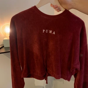 Puma  - Säljer denna fina topp från asos i märket puma, man kan välja att dra åt den i midjan beroende på om man vill ha den mer kroppad, materialet är som manchester❣️