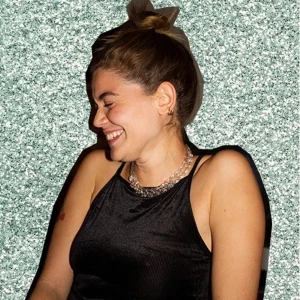 Halskedja WOS - Superfint halsband från liv&ellen, köpt på WOS, som jag råkat få i dubbel upplaga. Halskedjan är i plast och lås och andra metalldelar är i rostfritt stål. Längd ca 43 cm. Fler bilder finns att få på begäran! 