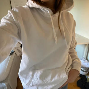 Hoodie! - En jätteskön hoodie som är så mysig och ganska basic men bra att ha! Mysig luva också!❤️❤️den är i bra skick❤️❤️