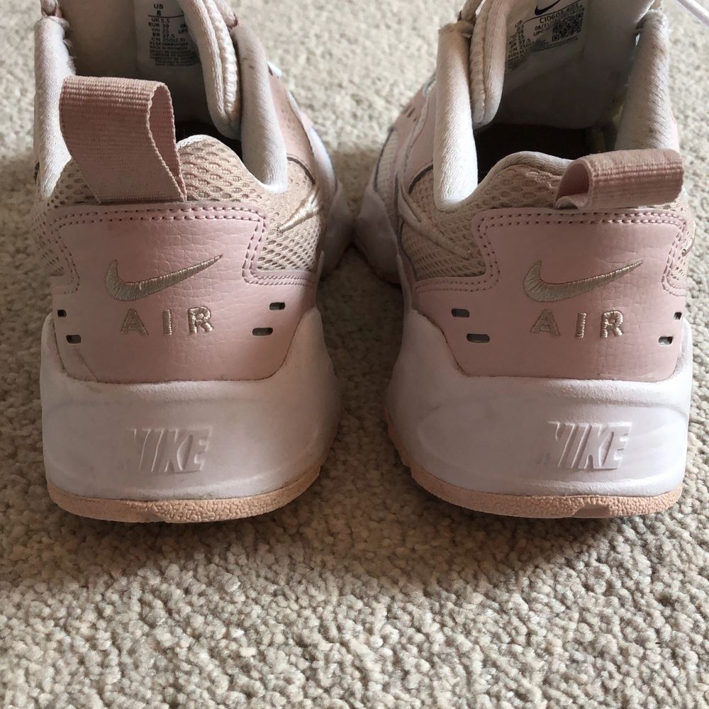 Hej jag säljer dessa rosa,vita Nike AIR. Använda några få gånger. De är små i storleken så passar knappt 39. Ny pris 915kr och aktionen börjar på 270kr. . Skor.