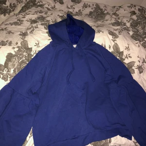 Hoddie storlek L - Skön hoddie med utsvängda ärmar 