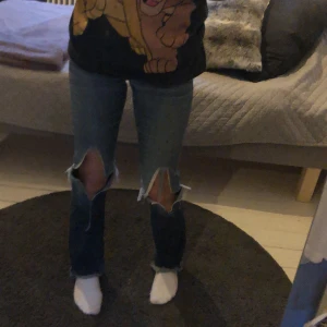 Slitna bootcuts från jc - Slitna jenas, andvända många gånger, säljer för inte andvänt dom på senaste och dom är för tajta i midjan.