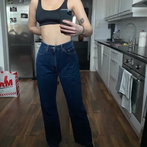 Weekday rowe Win blue Strl 29/30 - Mörkblåa jeans från weekday i modellen ”rowe”. Säljer för att de blivit alldeles för stora på mig. Använd ett fåtal gånger. Frakten ingår ej💚