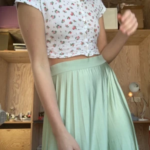 Grön långkjol - Ljusgrön långkjol, går ganska långt över knäna. Jättefin verkligen men använder knappt kjolar. St M men passar bra för mig som annars är S. Måste väga men frakt lär landa på runt 40