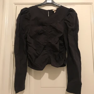 Blus med puffärmar  - Blus från hm med puffärmar. Helt oanvänd, prislapp kvar. Köpt på rean för 120kr så säljer den för samma pris. Den är för liten för mig så därför jag säljer. 