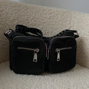 Noella väska  - Säljer min Noella väska då jag inte använder den längre, använd ganska mycket därför säljer jag den billigt. Väskan är alltså inte i nyskick. Långt band finns inte. Frakt ingår inte i priset💗