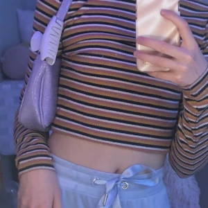 Randig polo tröja från hm - Tunn polo tröja från hm i storlek xs!! Inte så andvänd.⚡️⚡️