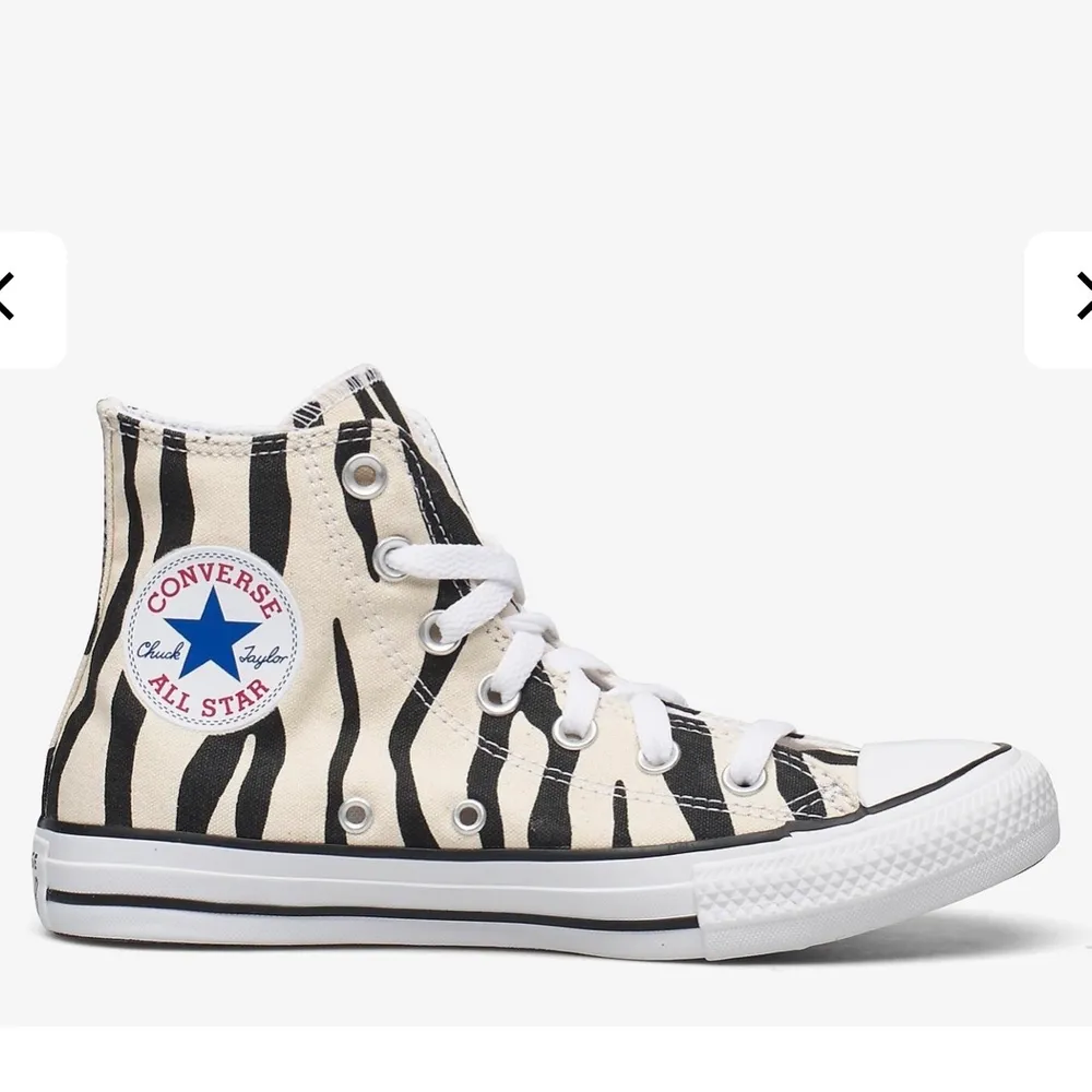 Intressekoll på supersnygga converse med zebra print! Funderar på att sälja då de inte kommer till användning. De är måtligt använda och i en beige snygg färg med svart zebra. Lite märken fram på tån. Storlek 37. Supercoola och unika :) Köptes för 800kr. Startbud på 300kr plus 66kr frakt! Högsta bud 490kr. Avslutas på söndag, idag, kl 22.00. Köp direkt för 700kr inklusive frakt. Säljs pga inte riktigt min stil längre! Lånade bilder.. Skor.