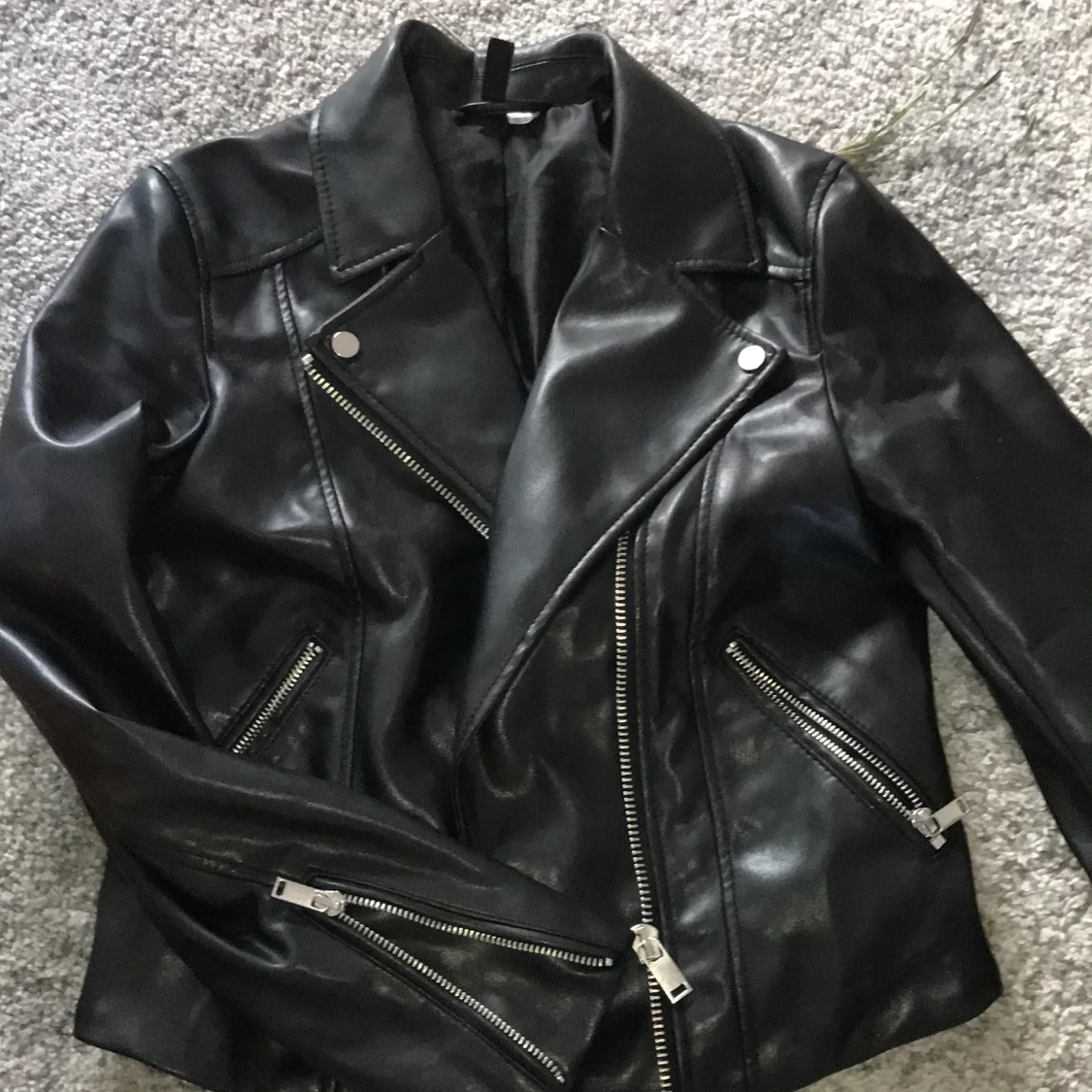 Bikerjacka i läderimitation