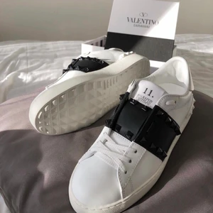 Valentinos Rock Stud - Nya Valentino Rockstud Sneakers i storlek 37. Kommer med nya snören, box, kvitto, dustbag. Nytt skick! 