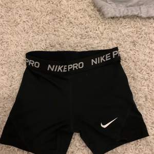 Säljer mina Nike shorts, skulle nog säga att dom är strl xxs även fast det står M. 