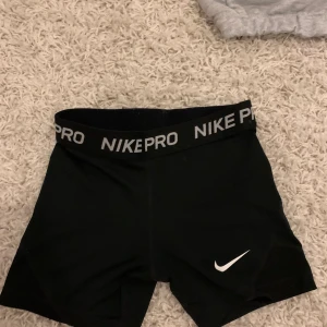 Nike PRO shorts  - Säljer mina Nike shorts, skulle nog säga att dom är strl xxs även fast det står M. 