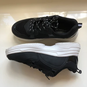 Chunky sneakers - Ett par snygga sneakers från Din Sko i fint oanvänt skick. De är tyvärr för små för mig och köpte därav en storlek större. De är, enligt mig, en aning små i storleken då jag vanligtvis har 38. 
