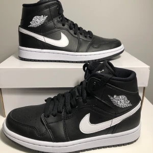 Air Jordan 1 Mid ”Black White” womens - Helt nya Jordan 1’s i storlek 36.5 & 41. Skickas dubbelboxat så orginallådan inte skadas. Kan fraktas på köparens bekostnad eller mötas i Gävle. Digitalt kvitto & box ingår givetvis! Hör av er vid frågor/fler bilder.