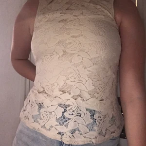 Spets tröja - Spets tröja i fint skick, väldigt fint att ha till sommaren. Lappen där märket står är bortklippt men förmodar att den är från H&M