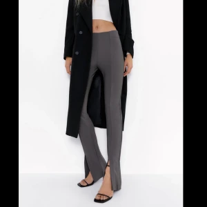 Byxor - Helt nya zara byxor med prislappar på, inköpspris: 260kr. Frakt tillkommer.