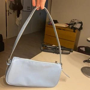 Pastell väska - Ljusblå väska från nelly, något justerbara band.