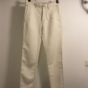 Linnebyxor - Säljer mina sjuktsköna linnebyxor från Mango. Använda en del i somras men har inga deffekter alls eller några noppror. De är i strl 28 och köptes för 600 kr. Säljer för 200 men är fler intresserade så buda. 