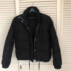 ZARA svart dunjacka - Svart dunjacka från Zara, endast använd ett fåtal ggr! Funkar bra till både höst, vinter och vår💕 