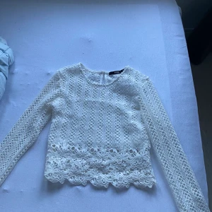 Tröja  - Säljer en vit topp från Bikbok i storlek xs. Knappt använd och under tröjan sitter det fast en bandou. Säljer för 50kr plus frakt