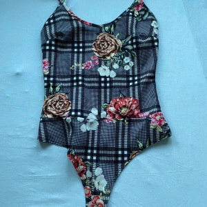 Body topp - En body men blommigt och rutigt mönster 