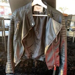 Skinnjacka  - Skinnjacka ifrån Chiquelle som är nästintill oanvänd. Säljes för att jag har växt ur den. Pris kan diskuteras. 