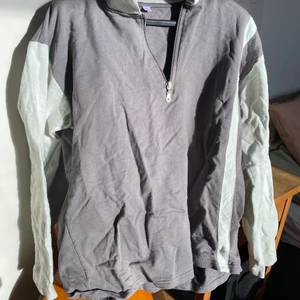 Tröja  - En grå och beige tröja köpt från humana. Aldrig kommit till användning. Är i jättebra skick. 