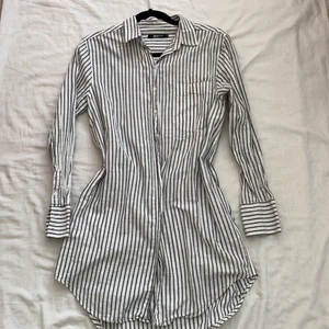 Skjortklänning  - Skjortklänning, superfin och trendig, ränder på längden så man ser inte större ut 😜storlek 34 men passar även 32 och 36 eftersom den är luftig 