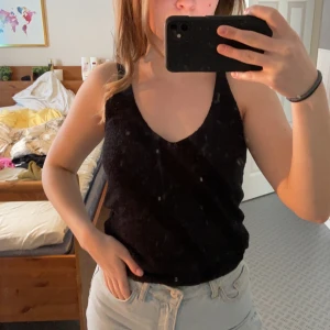 Stickat linne - Svart, stickat linne i storlek xs, från Gina Tricot💜 köparen står för frakten 😊