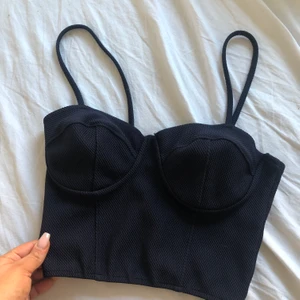 Crop top - Perfekta festtoppen!! blir så snygg med ett par höga byxor. Ger bystett lyft också och sitter väldigt simckrande. strl xs men passar även S.🎉 vid flera intresserade budgivning. Börjar på 100kr🤞🏼 🌟nuvarande bud: 220kr🌟