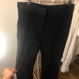 Blåa Manchester byxor  - Mörkblåa långa Manchester byxor från zara! Bra skick, lite korta på mig som är 172 