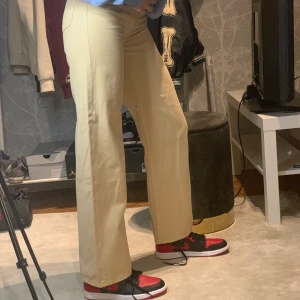 Monki jeans  - Säljer ett par Yoko jeans från Monki! Ändast använd 1 gång så de är i nyskick storlek 24 dvs Xs/S                   Jag är 170 cm lång. Nypris var 400kr