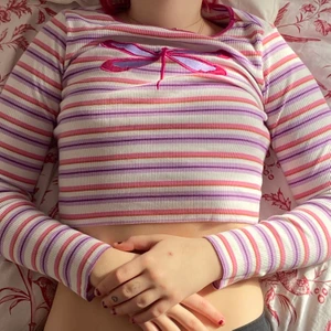 DELIAS TRÖJA - MIN GULLIGASTE TRÖJA från delias! Sjukt bra kvalite, köpt på dollskill 2019 men knappt använd. Är jätteskön och har perfekta färger! Skynda fynda! Kan båda mötas i Sthlm o frakta 💘💓✌️🙏👐