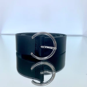 Nytt läderskärp/ storlek 95/ höjd: 3.3 cm - Svart läderskärp i storlek 95. Höjd är 3.3 cm. Skärpet är oanvänt och kommer från märket Anna Field. Spänne i aluminium. Modellen på bilden har på sig storlek 95. Skriv vid frågor :) 