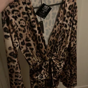 Leopard klänning i storlek M - Leopard klänning i storlek M. Aldrig använd endast testad. Den har utsvängda ärmar. Lappar kvar 