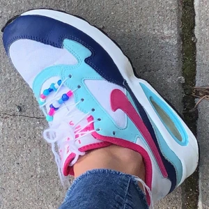 Nike Air Max ST skor - Snygga nike skor! Jag har inte sett dessa blåa säljas någonstans. ✨ Säljer pågrund att de tyvärr är för små:( storlek 37,5 men skulle säga att de är små i storleken💕 De har några slitningar och sprickor då de är väl använda. Man ser en slitning på vänstra skon på andra bilden och fram på andra skon. Lägg bud i kommentarerna vid flera intresserde💞 skriv om ni har några frågor eller vill ha fler bilder🌸