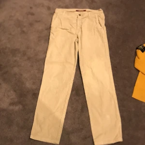 Manchester byxor  - Köpta på humana i Malmö, storlek går inte att hitta men skulle tippa 30ish. Baggy modell med snygga detaljer. 