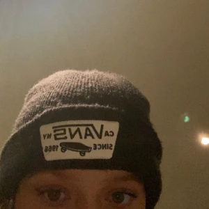 Vans mössa - Mössa från vans, använd en hel del men fortfarande i väldigt bra skick så mössan är i bra kvalite, tjockt material och sitter snyggt😝😝