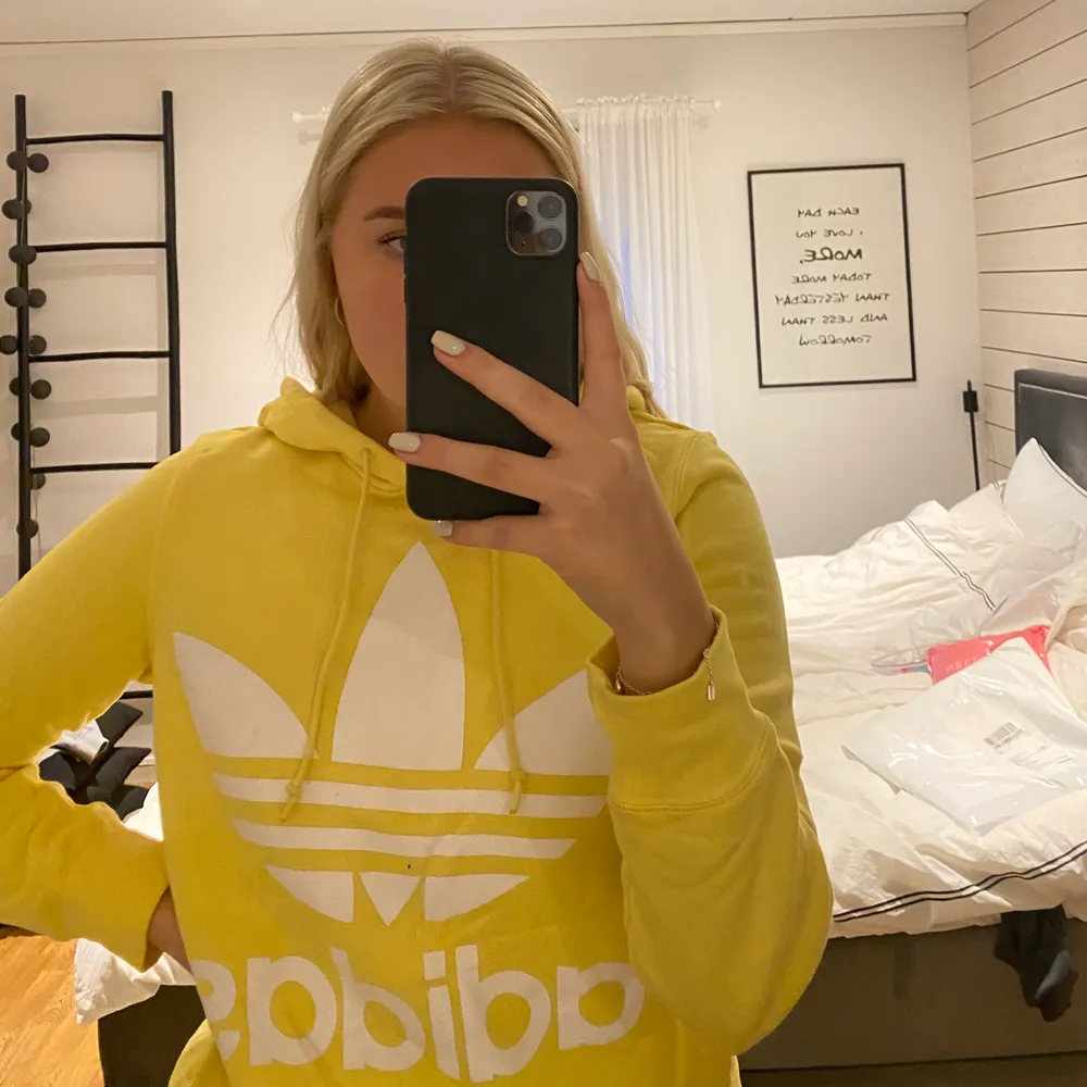 Gul fin färg, Hoodie från Adidas. Bra skick!! Köparen står för frakten.. Hoodies.