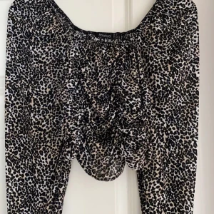 Mönstrad blus - Mönstrad blus från Boohoo. Endast använd 1 gång. Storlek 36. Pris 40kr