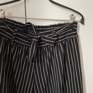 Randiga byxor - Randiga raka vida kostymbyxor. Aldrig använda! Väldigt stretchiga i materialet, passar många storlekar!