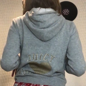 Juicy couture kofta - Säljer nu min favoriiit juicy kofta, super skön inuti, använd men inte sliten, i bra skick, super fint tryck på ryggen likadant som på bröstet. Köpt i newyork. Budgivning i kommentarerna startbud 150kr, budet ligger på 310kr