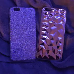 Säljs styckvis eller tillsammans. Pris nedanför är styckvis. Till iPhone 6/6s. Det till vänster är silvrigt med glitter och det till höger är gulligt med lite bucklig textur. Pris kan diskuteras. Fraktas i mitt eget paket gratis, frimärke kostar 12kr. 