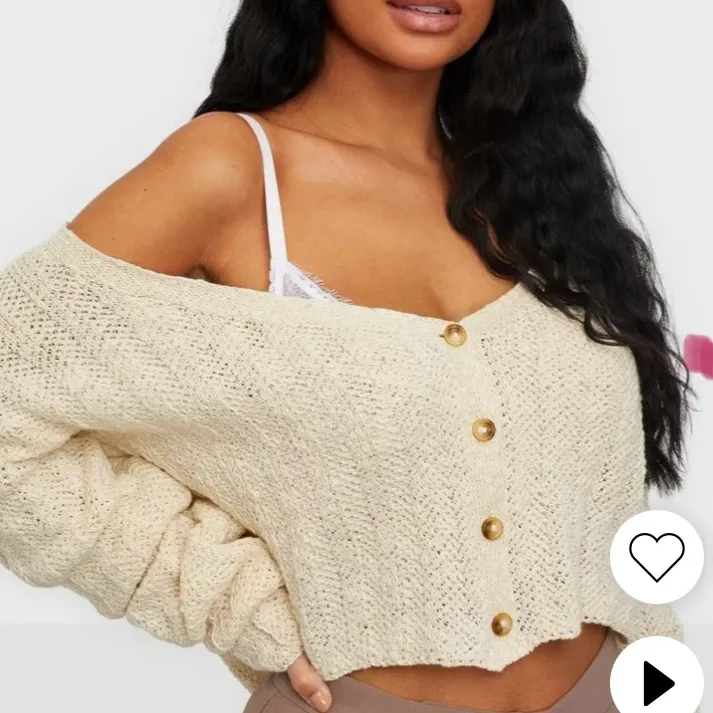 Detta är en beige off-shoulder stickad tröja med knappar. Jättefin och skönt matrial. Oanvänd med prislappen kvar. Köpt för 300kr😊. Stickat.