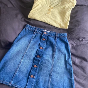 Jeanskjol med knappar - Jeanskjol använd 1-2 gånger. Säljes pga för stor.