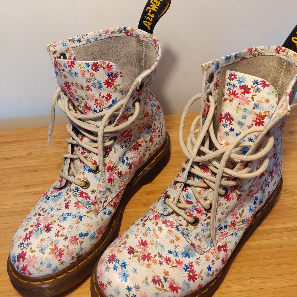 Dr Martens - blommiga 38 | Plick Second Hand