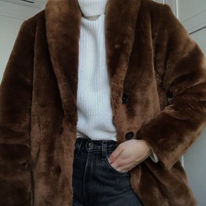 Faux fur jacka strl 38 (S/M) - Brun kort fakepäls jacka från & Other Stories, använd fåtal ggr - i väldigt fint skick! Strl 38 men passar även 36. (Nypris: 1450kr)  Köparen står för frakt. 