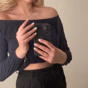 svart off-shoulder tröja - Pösig off shoulder tröja i ett superskönt löst tyg. Köpt från hollister i storlek XS men passar mig som vanligtvis är S/M i tröjor. Resor runt axlarna och handlederna. Köparen står för frakten!